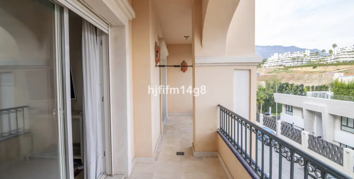 Sale of middle floor apartment in The Golden Mile 26