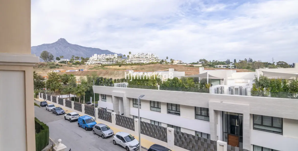 Sale of middle floor apartment in The Golden Mile 27