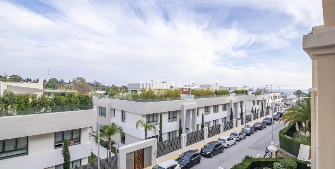 Sale of middle floor apartment in The Golden Mile 28
