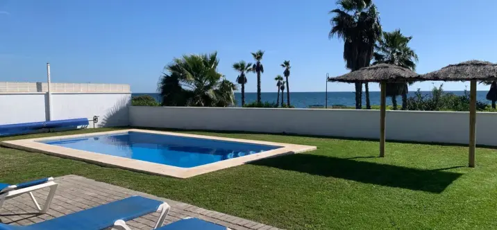 Long-term rent of detached villa in Estepona 0