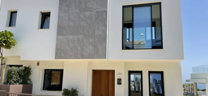 Продажа дома на две семьи в Cabopino 3