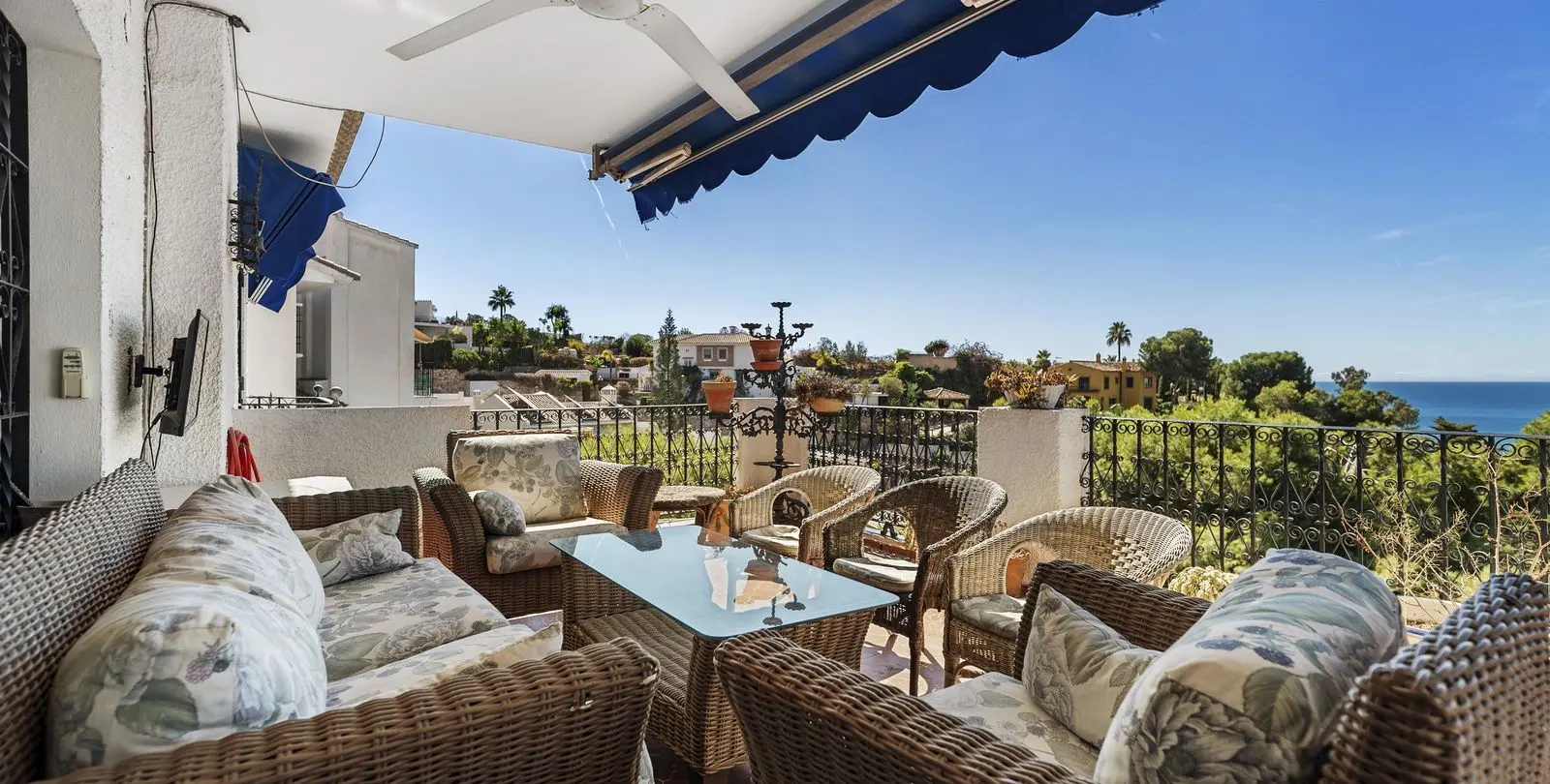Sale of detached villa in El Candado 1