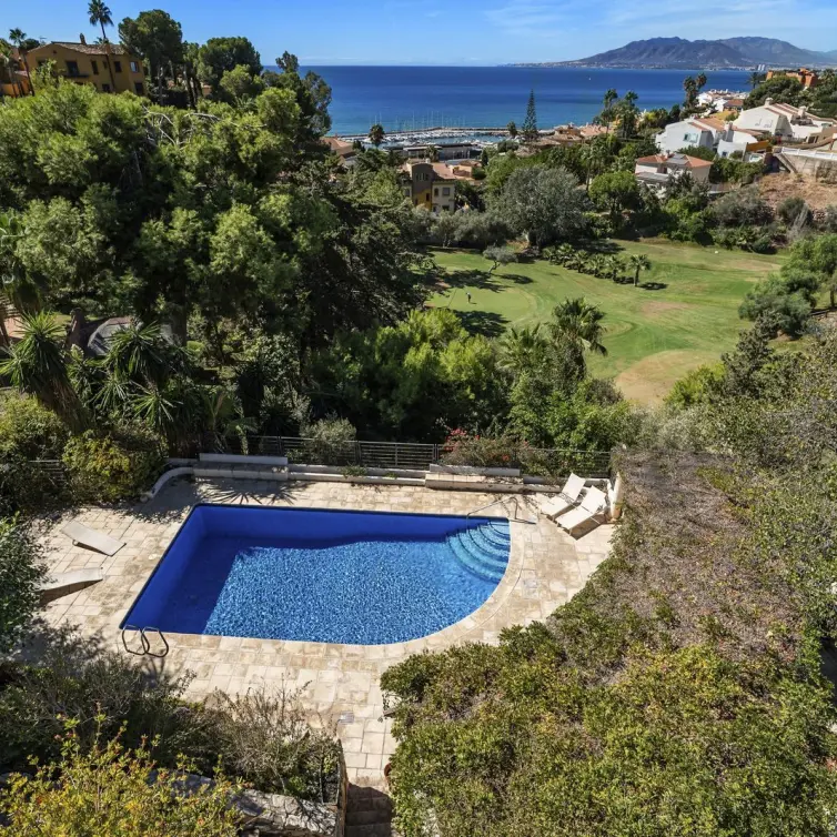 Sale of detached villa in El Candado