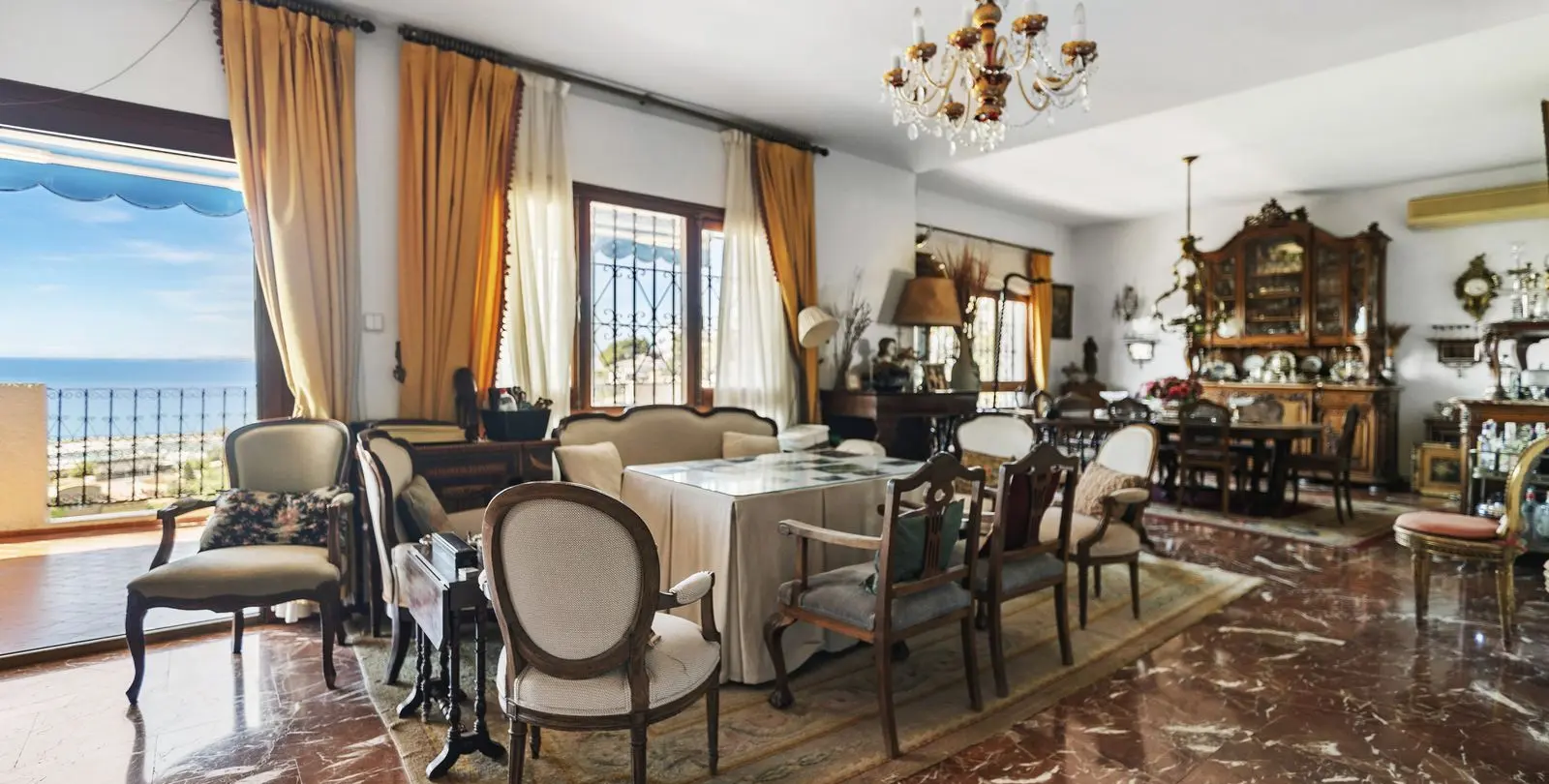 Sale of detached villa in El Candado 4