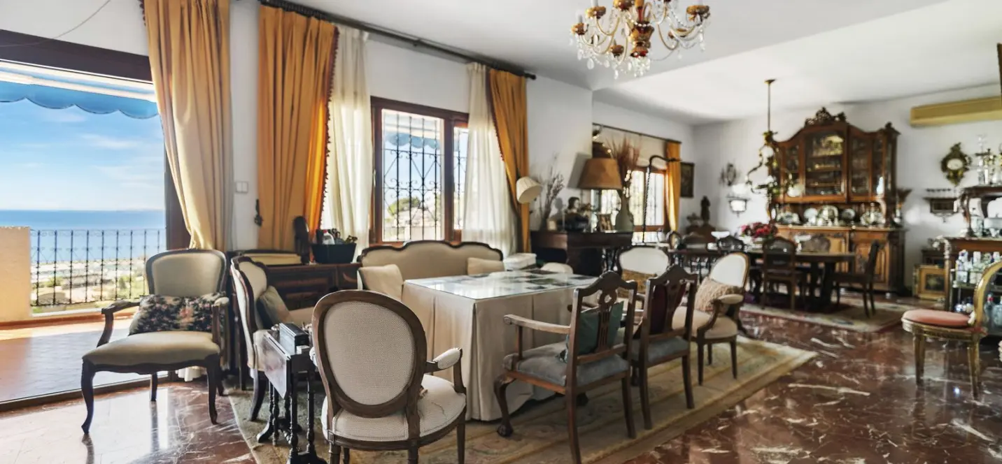 Sale of detached villa in El Candado 3