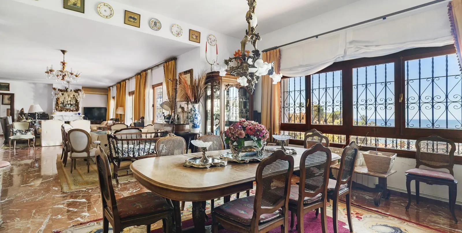 Sale of detached villa in El Candado 5