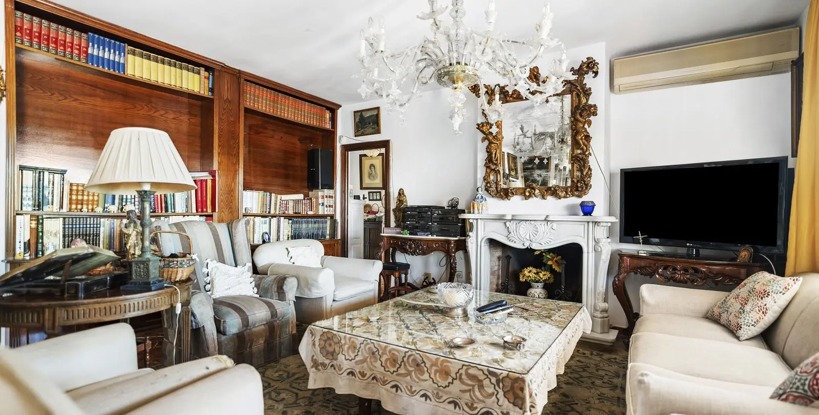 Sale of detached villa in El Candado 6