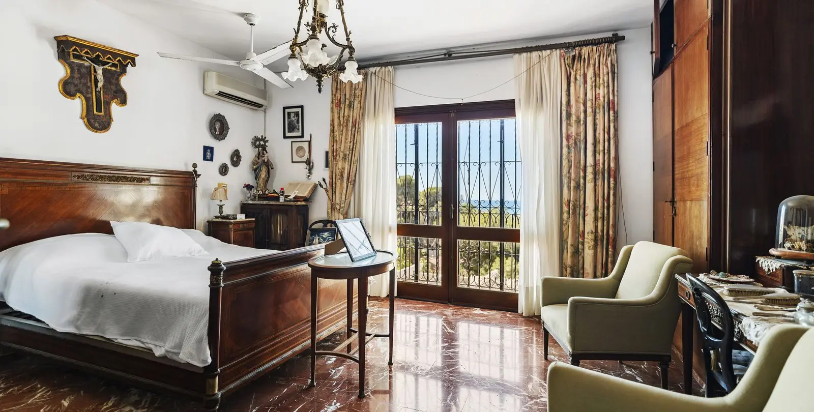 Sale of detached villa in El Candado 10