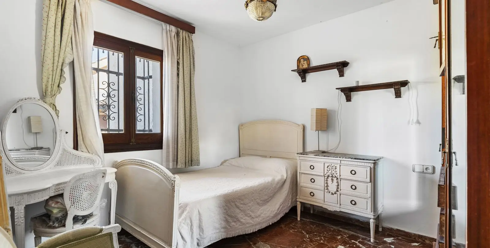 Sale of detached villa in El Candado 12