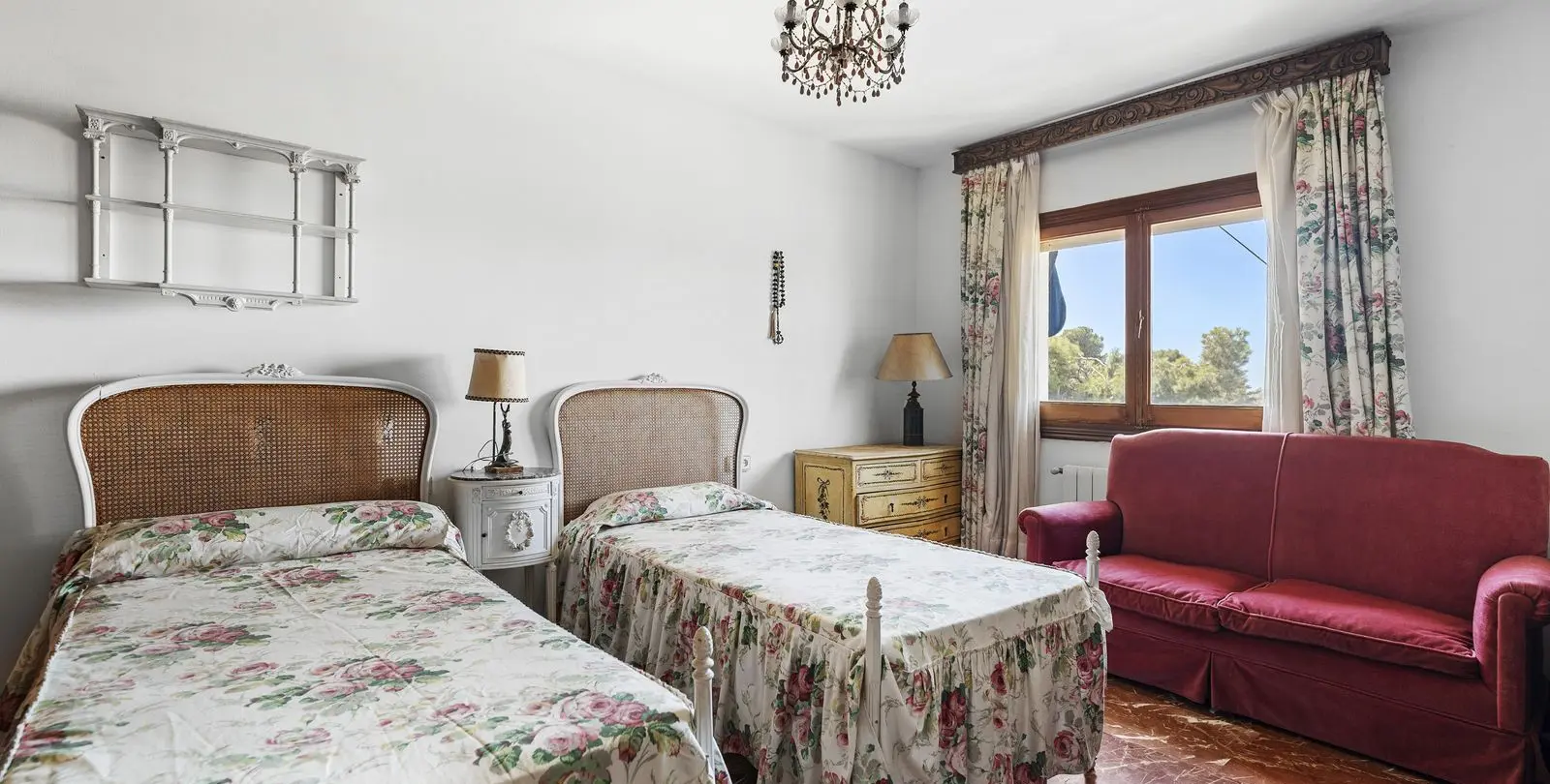 Sale of detached villa in El Candado 13