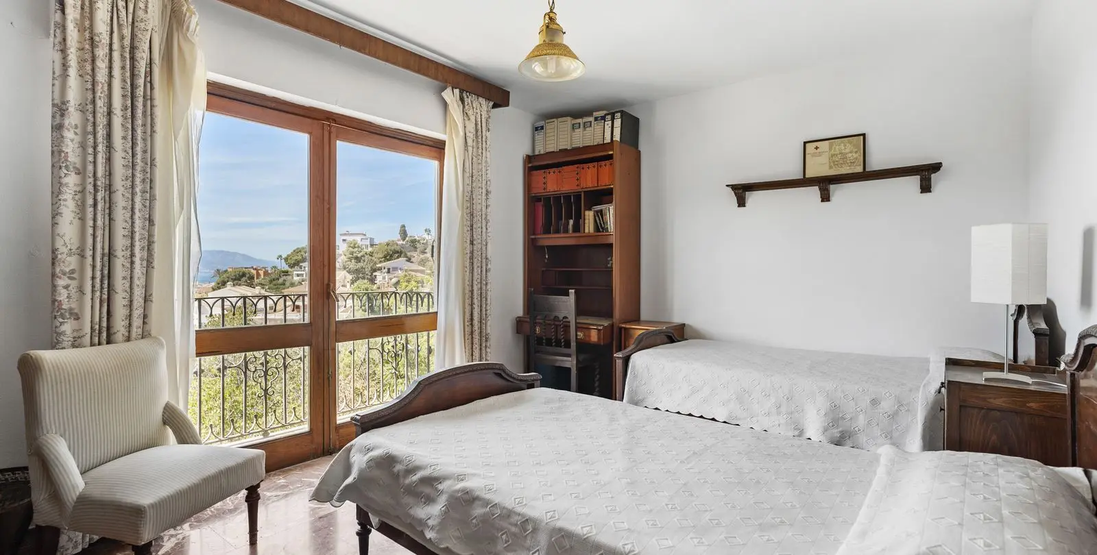 Sale of detached villa in El Candado 14