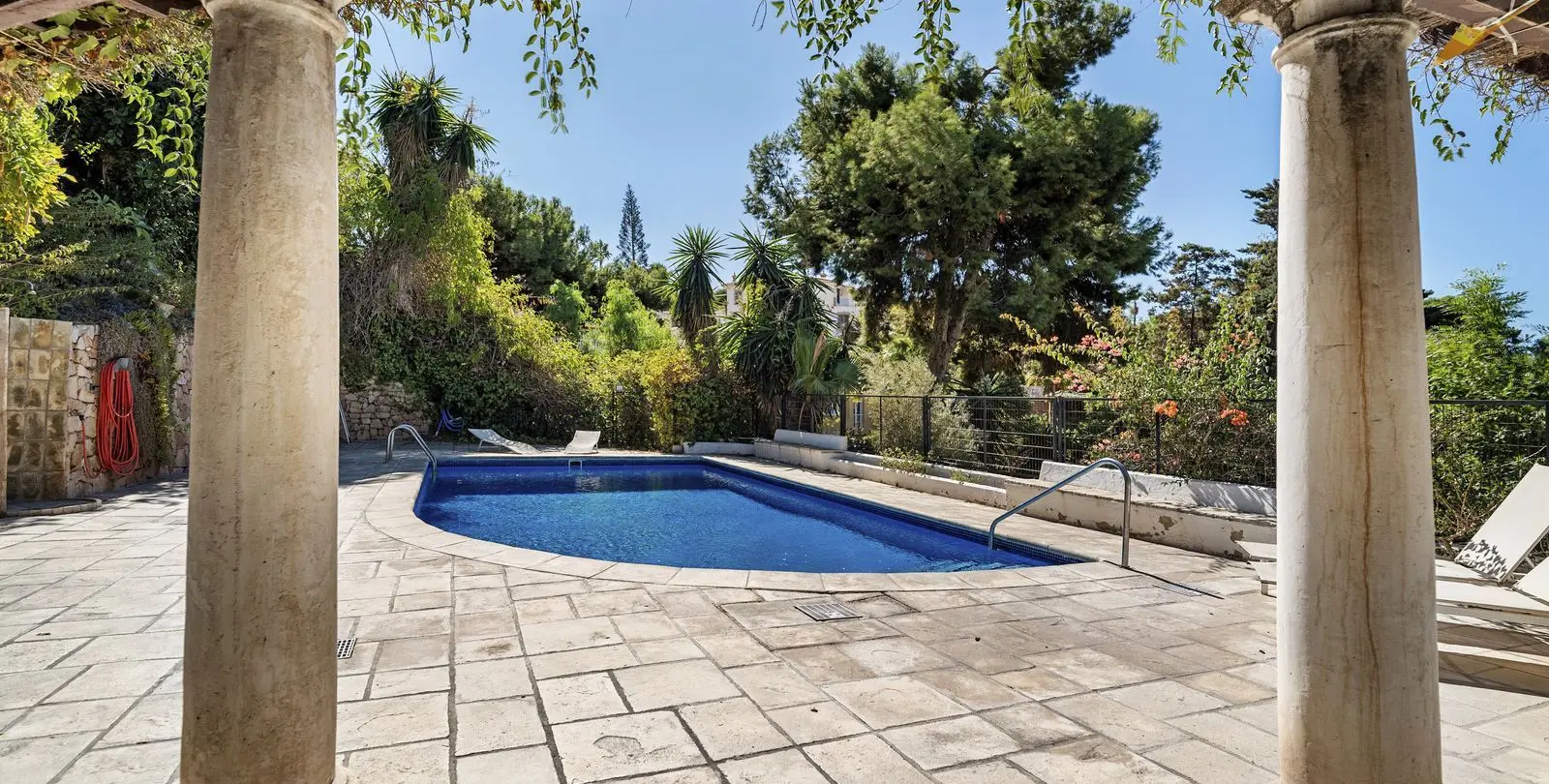 Sale of detached villa in El Candado 22