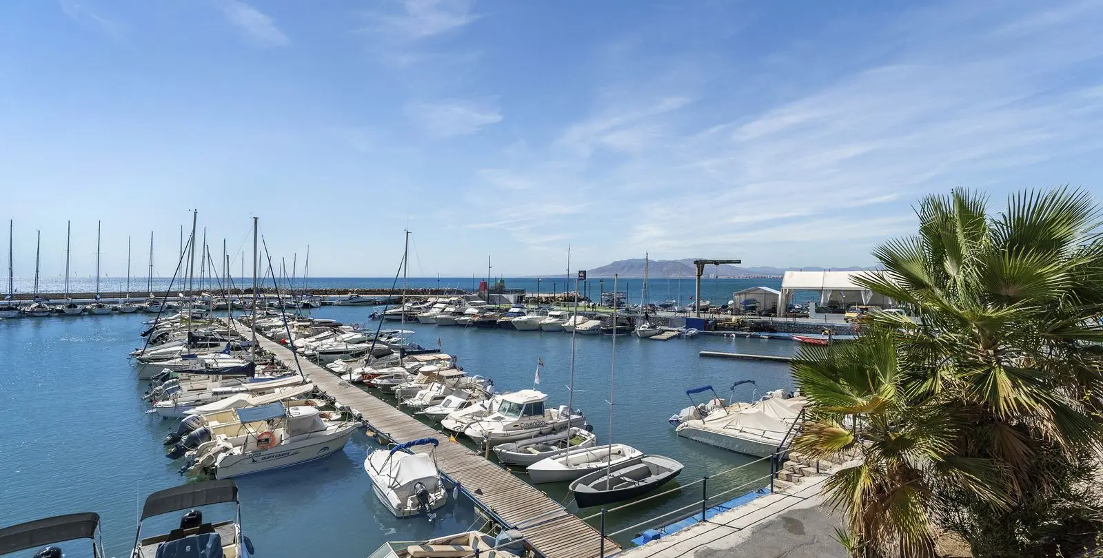 Sale of detached villa in El Candado 25