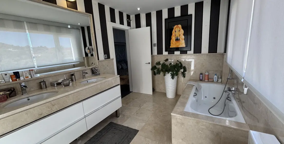 Sale of detached villa in La Cala Golf 16