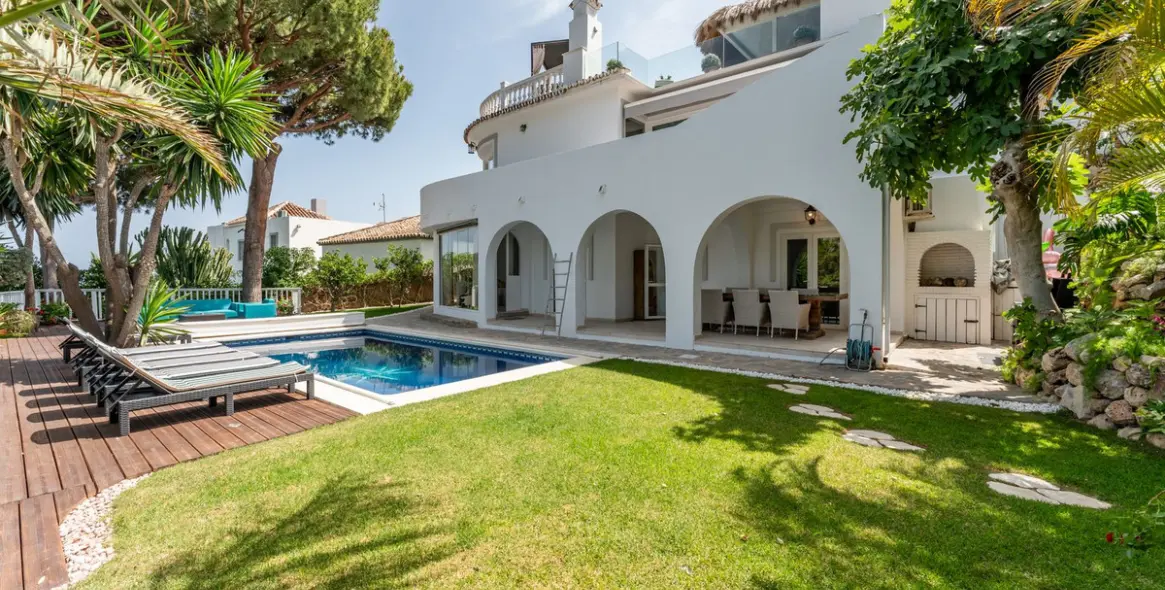 Продажа  отдельно стоящей виллы в Calahonda 1