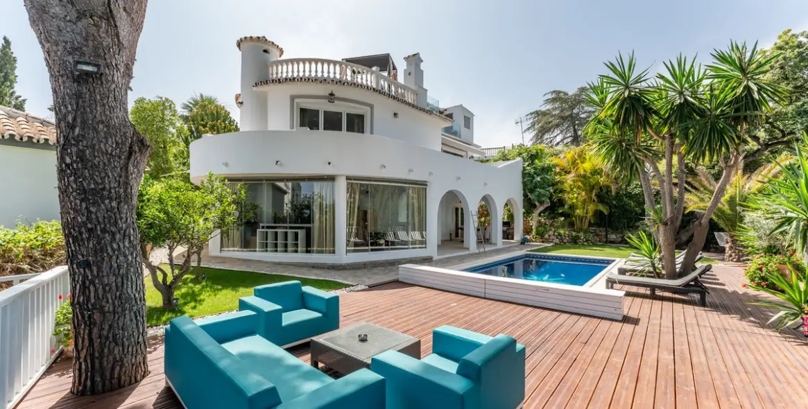 Продажа  отдельно стоящей виллы в Calahonda 3