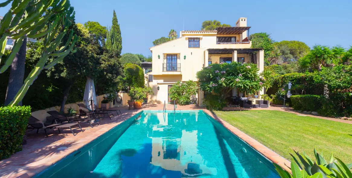 Продажа  отдельно стоящей виллы в Marbella East (район Elviria) 1