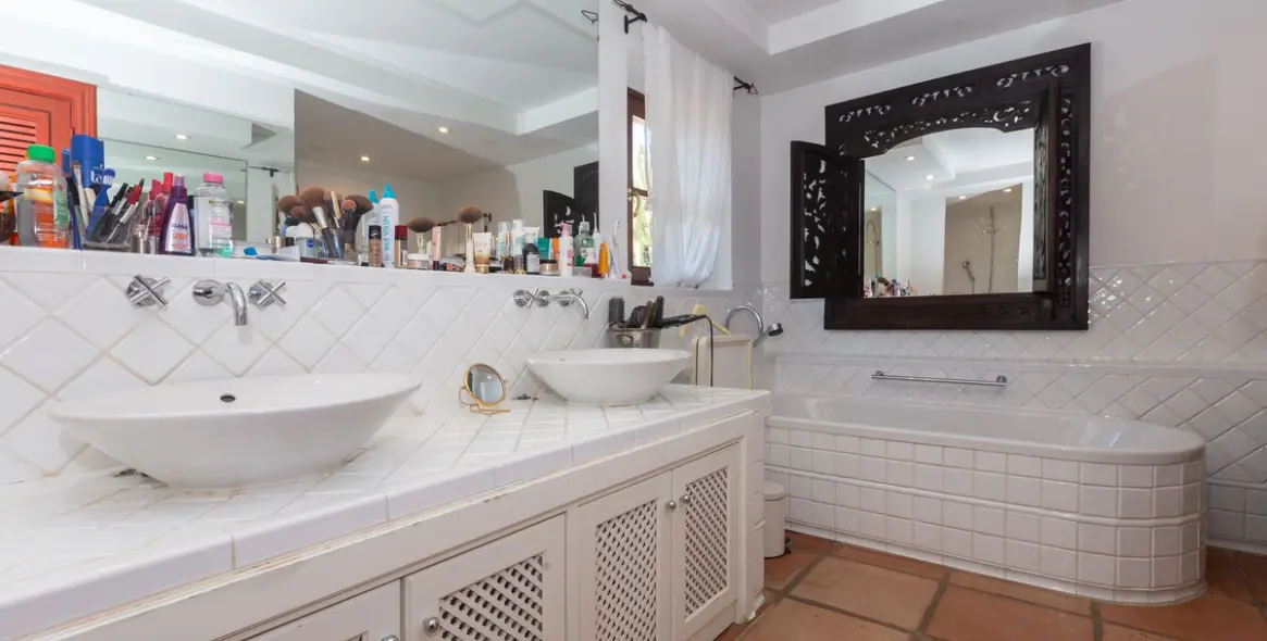 Продажа  отдельно стоящей виллы в Marbella East (район Elviria) 10