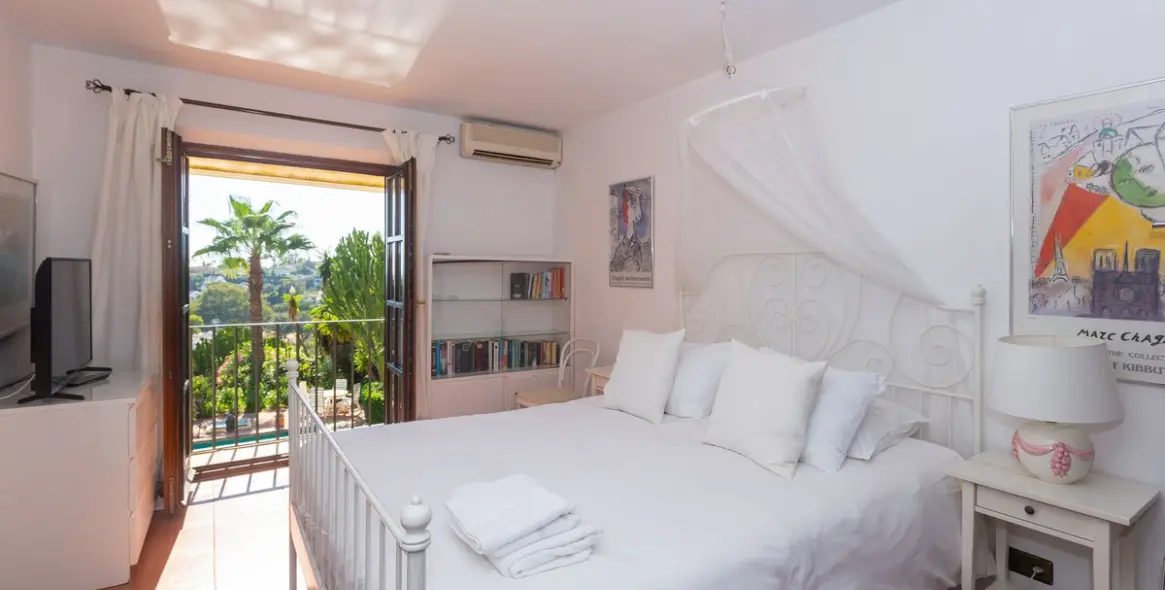 Продажа  отдельно стоящей виллы в Marbella East (район Elviria) 12