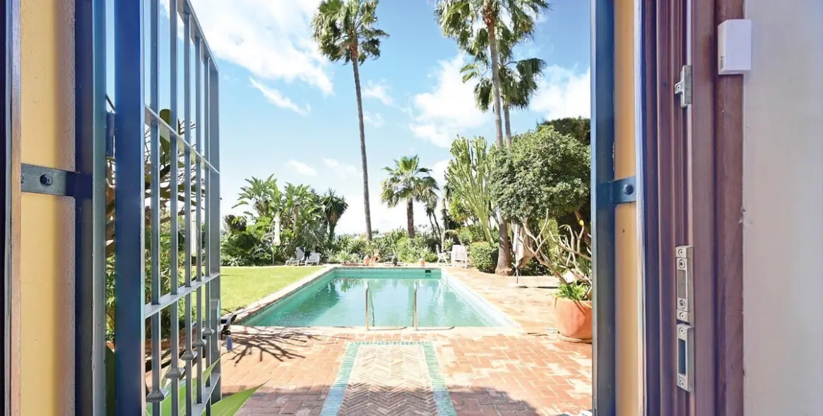 Продажа  отдельно стоящей виллы в Marbella East (район Elviria) 17