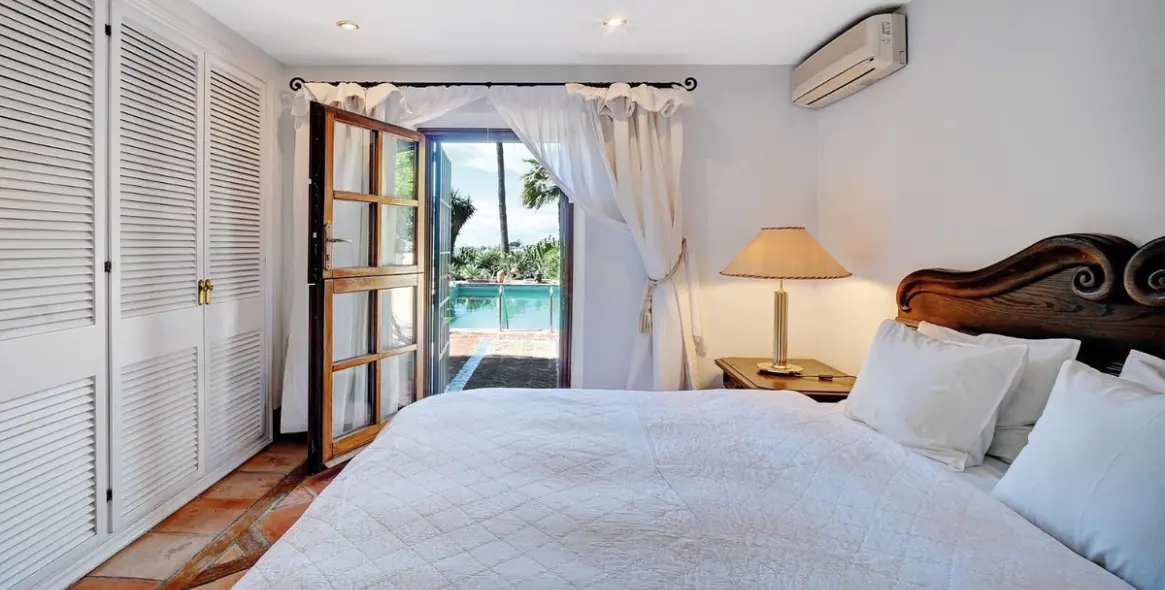 Продажа  отдельно стоящей виллы в Marbella East (район Elviria) 18