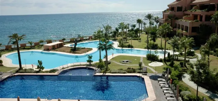 Sale of ground floor apartment in Puerto Banús 1