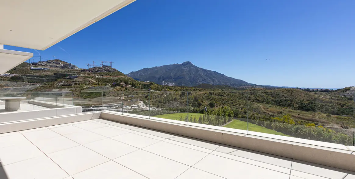 Venta de apartamento en planta media en Benahavís 1