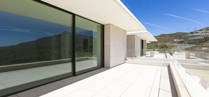 Sale of middle floor apartment in Benahavís 2