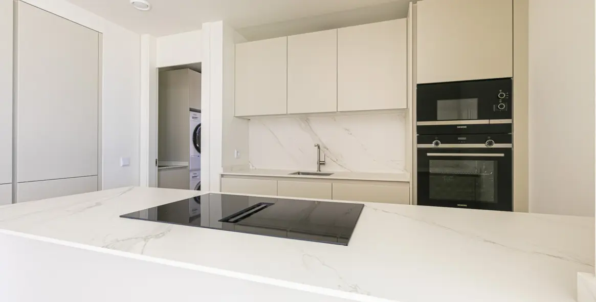 Venta de apartamento en planta media en Benahavís 10