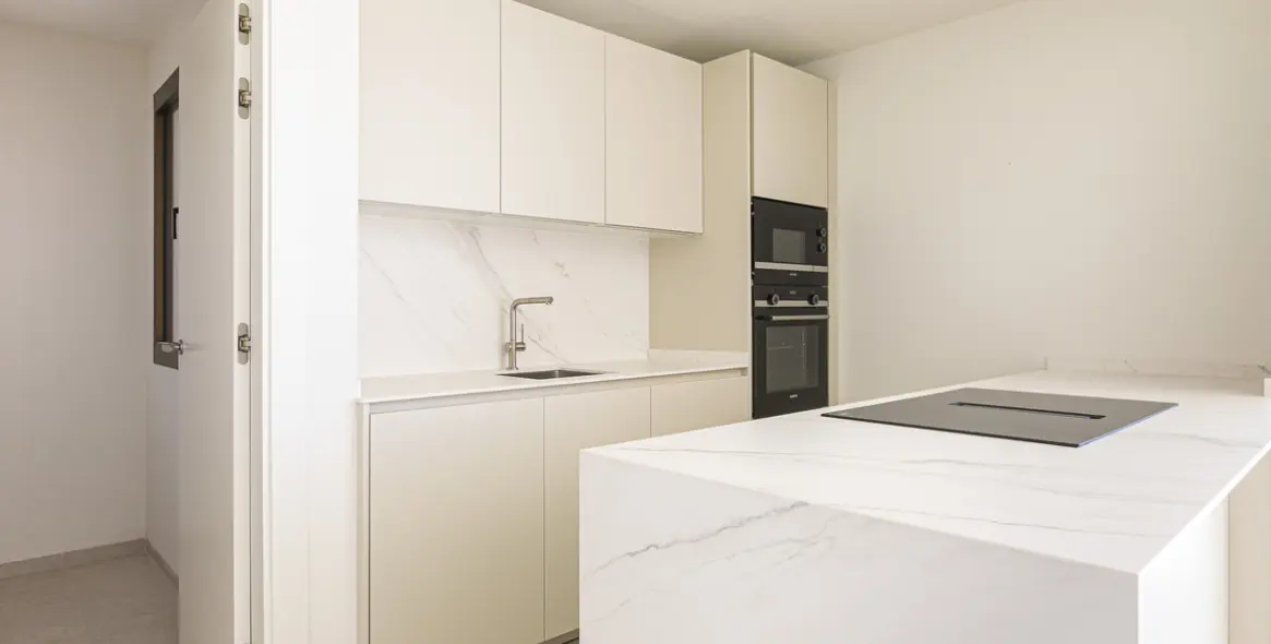 Venta de apartamento en planta media en Benahavís 11