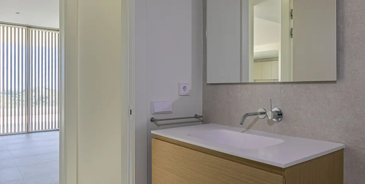 Venta de apartamento en planta media en Benahavís 22