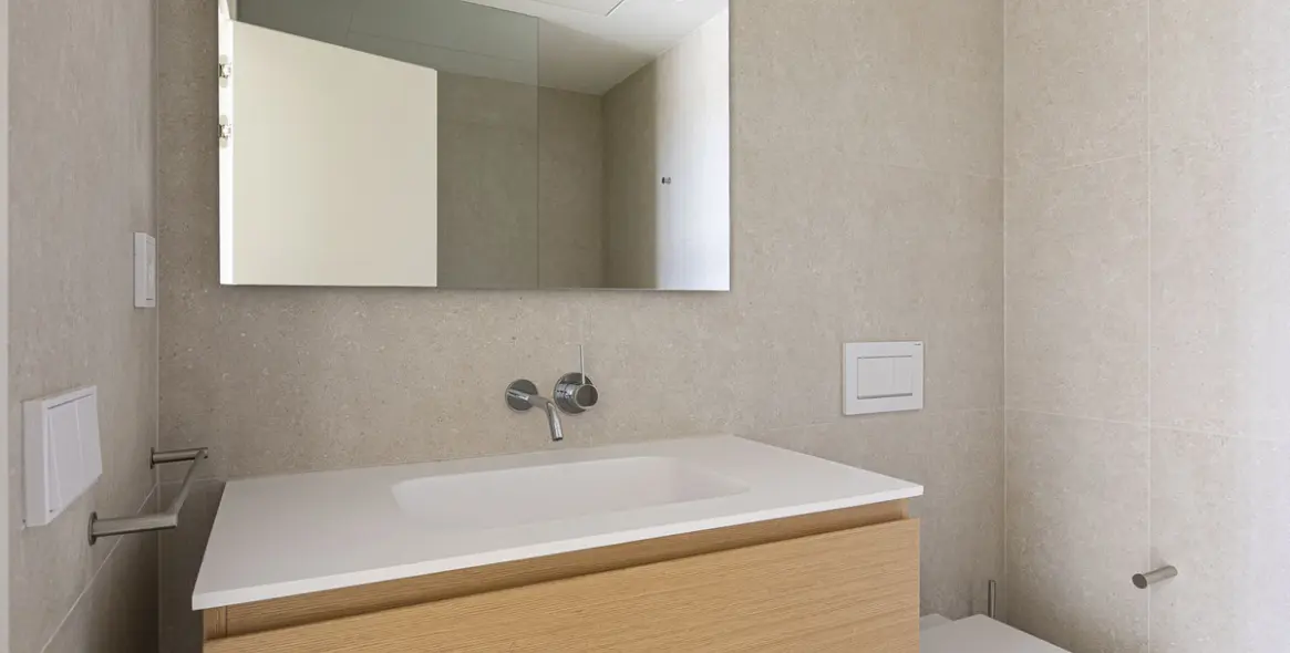 Venta de apartamento en planta media en Benahavís 25