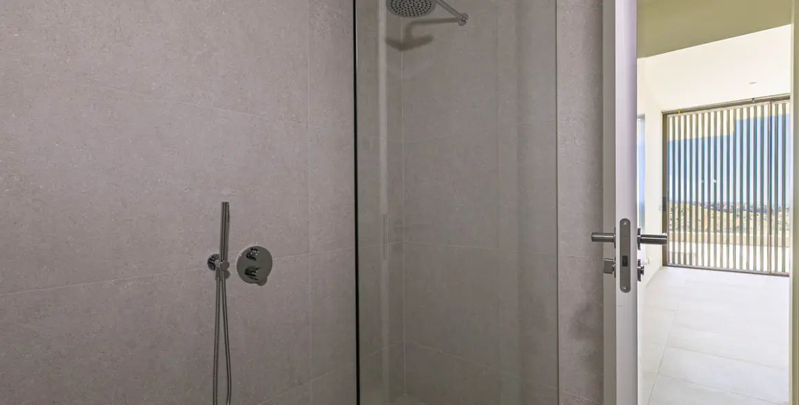 Venta de apartamento en planta media en Benahavís 26