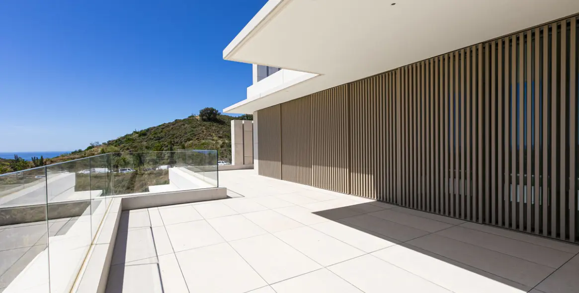 Venta de apartamento en planta media en Benahavís 35