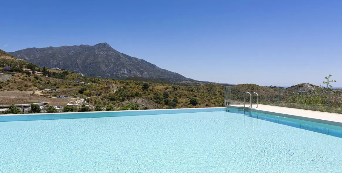 Venta de apartamento en planta media en Benahavís 44