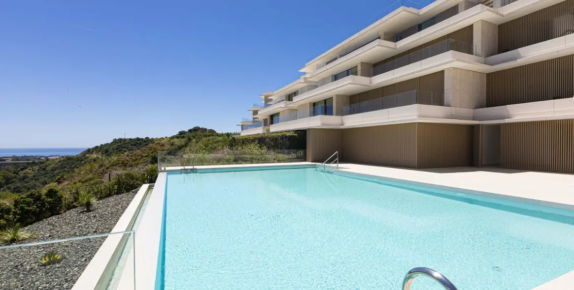 Venta de apartamento en planta media en Benahavís 46