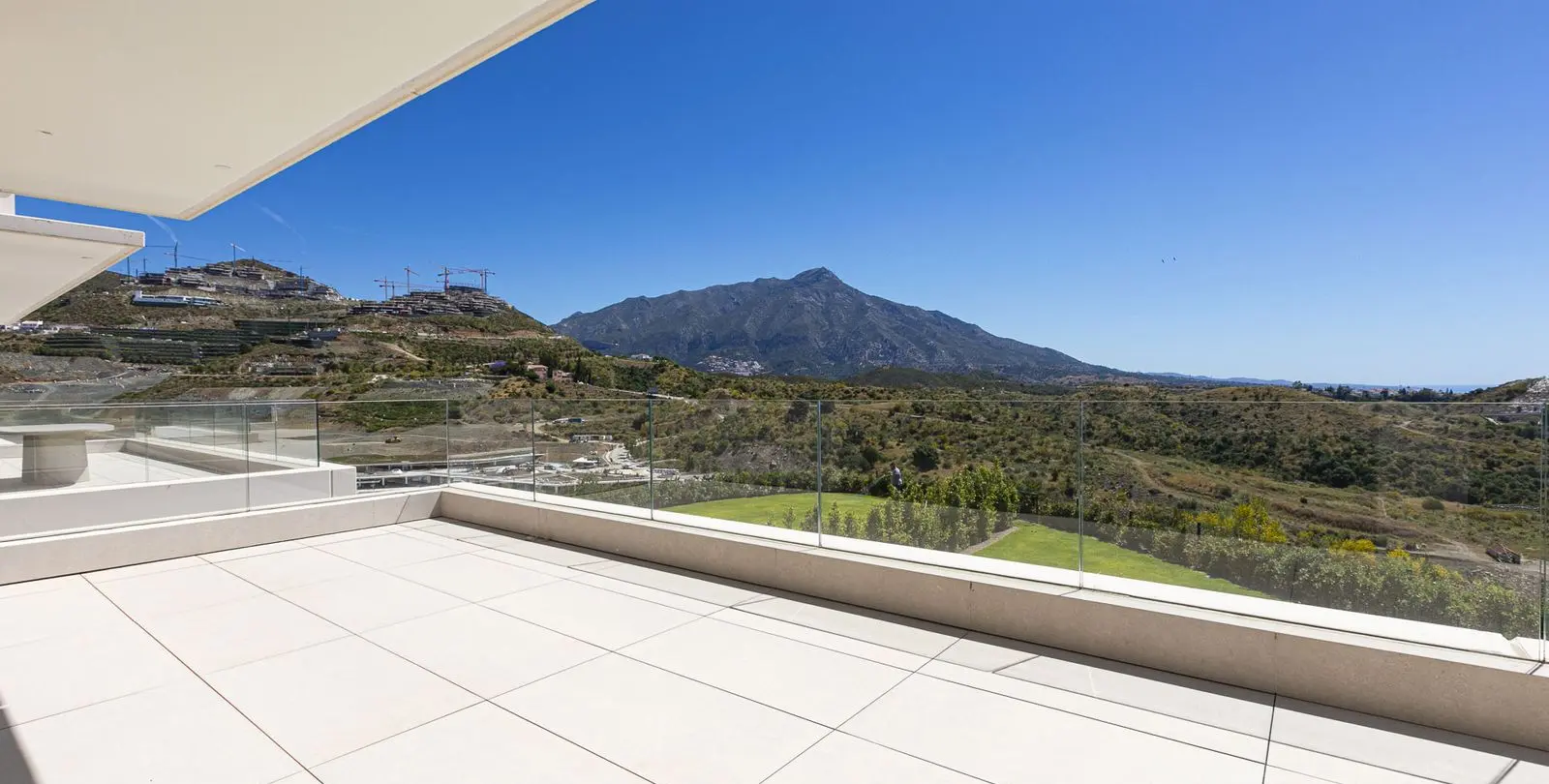 Venta de apartamento en planta media en Benahavís 1