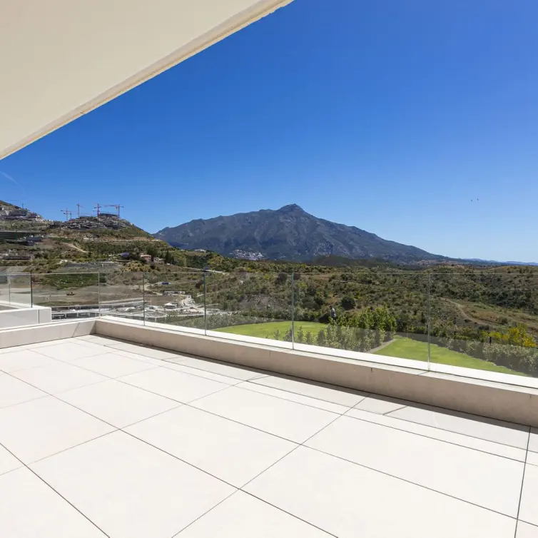 Venta de apartamento en planta media en Benahavís
