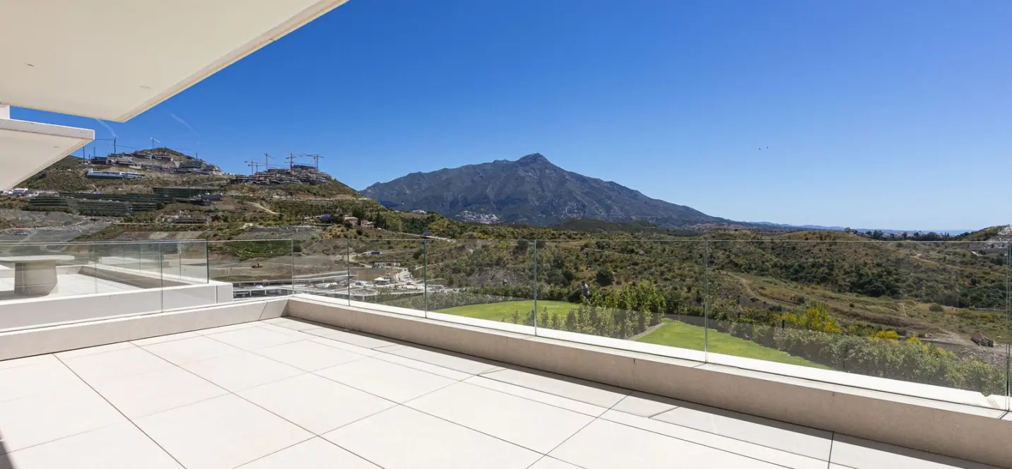 Venta de apartamento en planta media en Benahavís 0