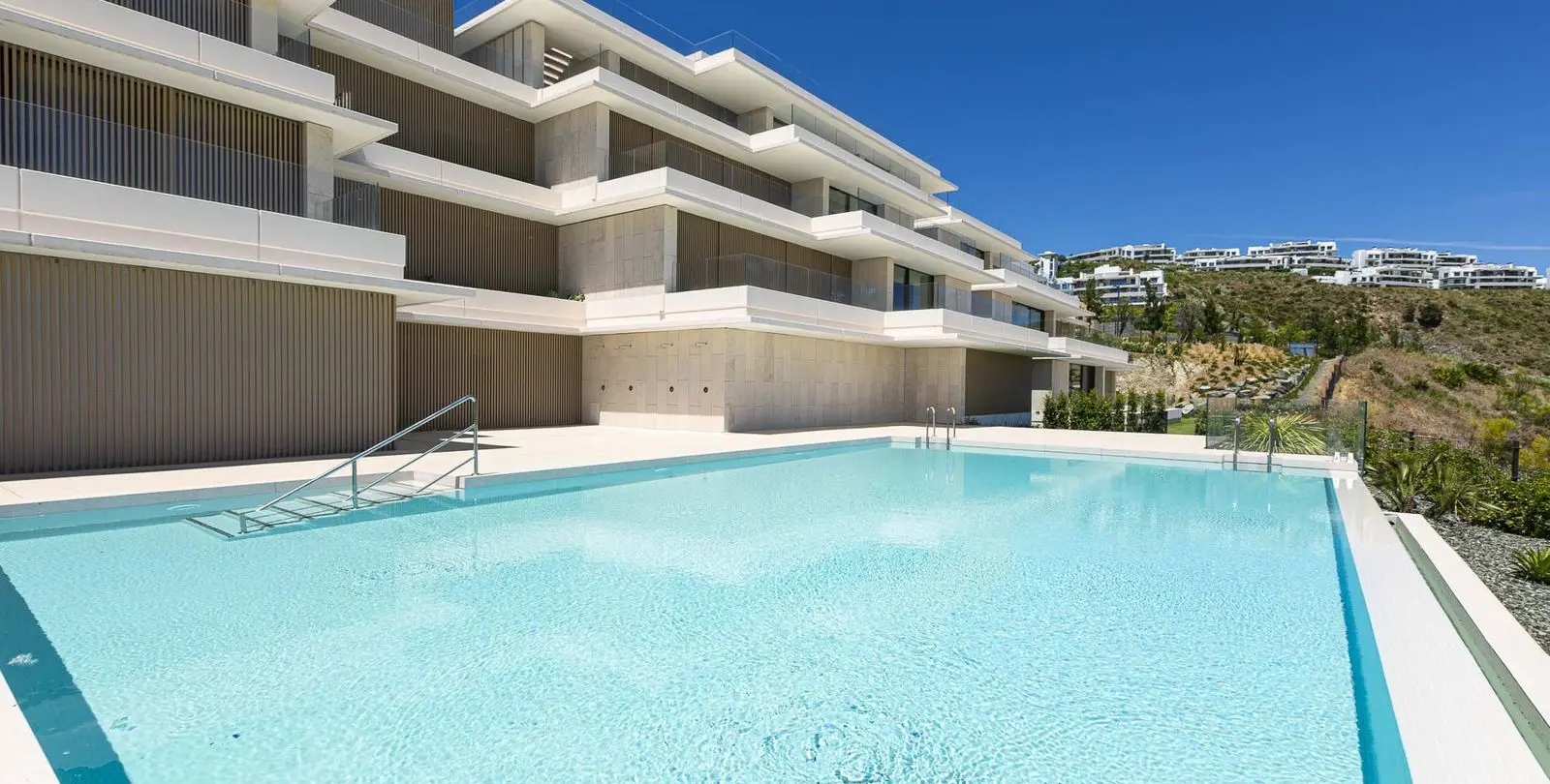 Venta de apartamento en planta media en Benahavís 2