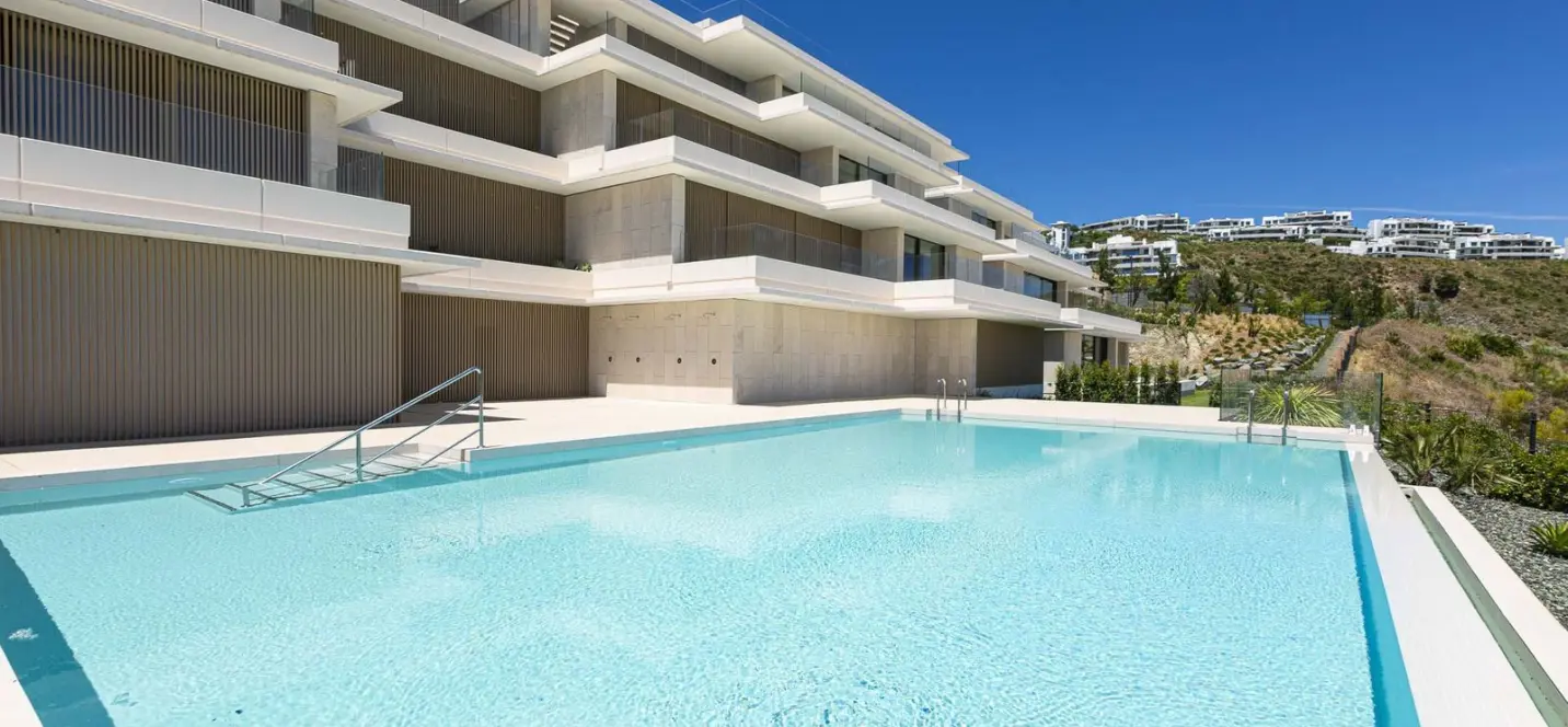 Venta de apartamento en planta media en Benahavís 1