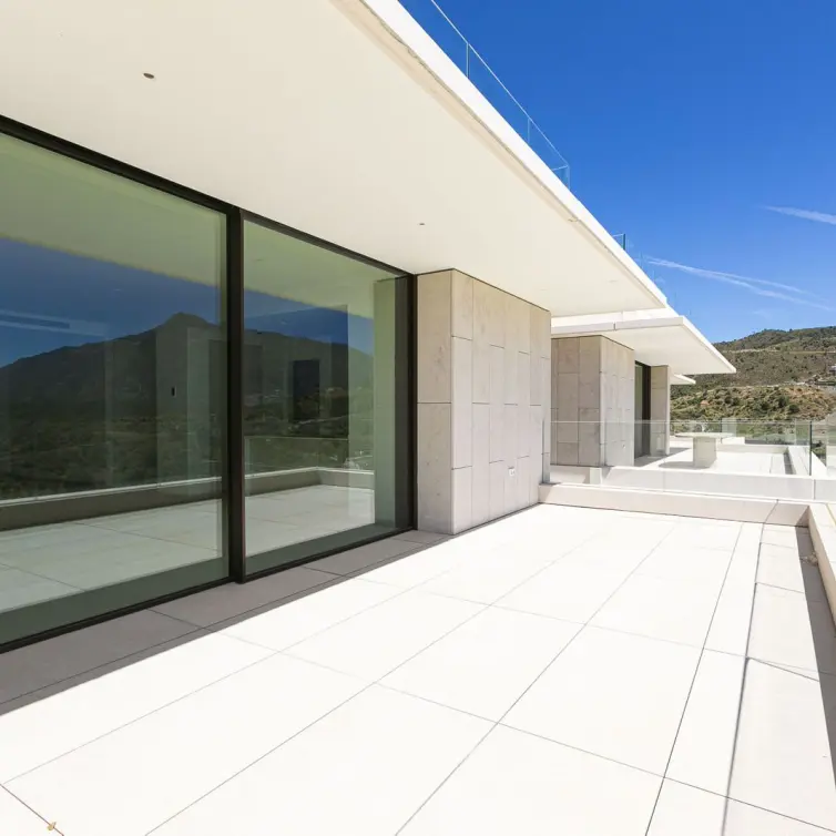 Venta de apartamento en planta media en Benahavís