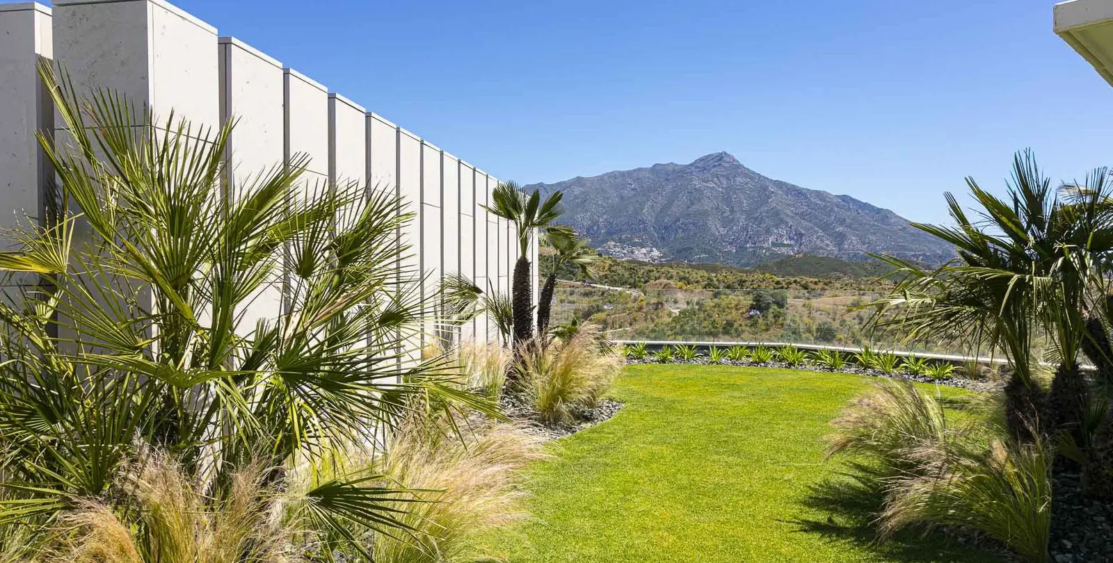 Venta de apartamento en planta media en Benahavís 15