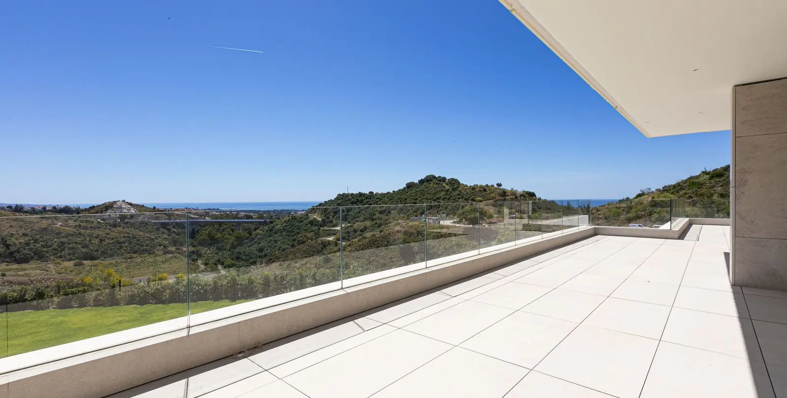 Venta de apartamento en planta media en Benahavís 32