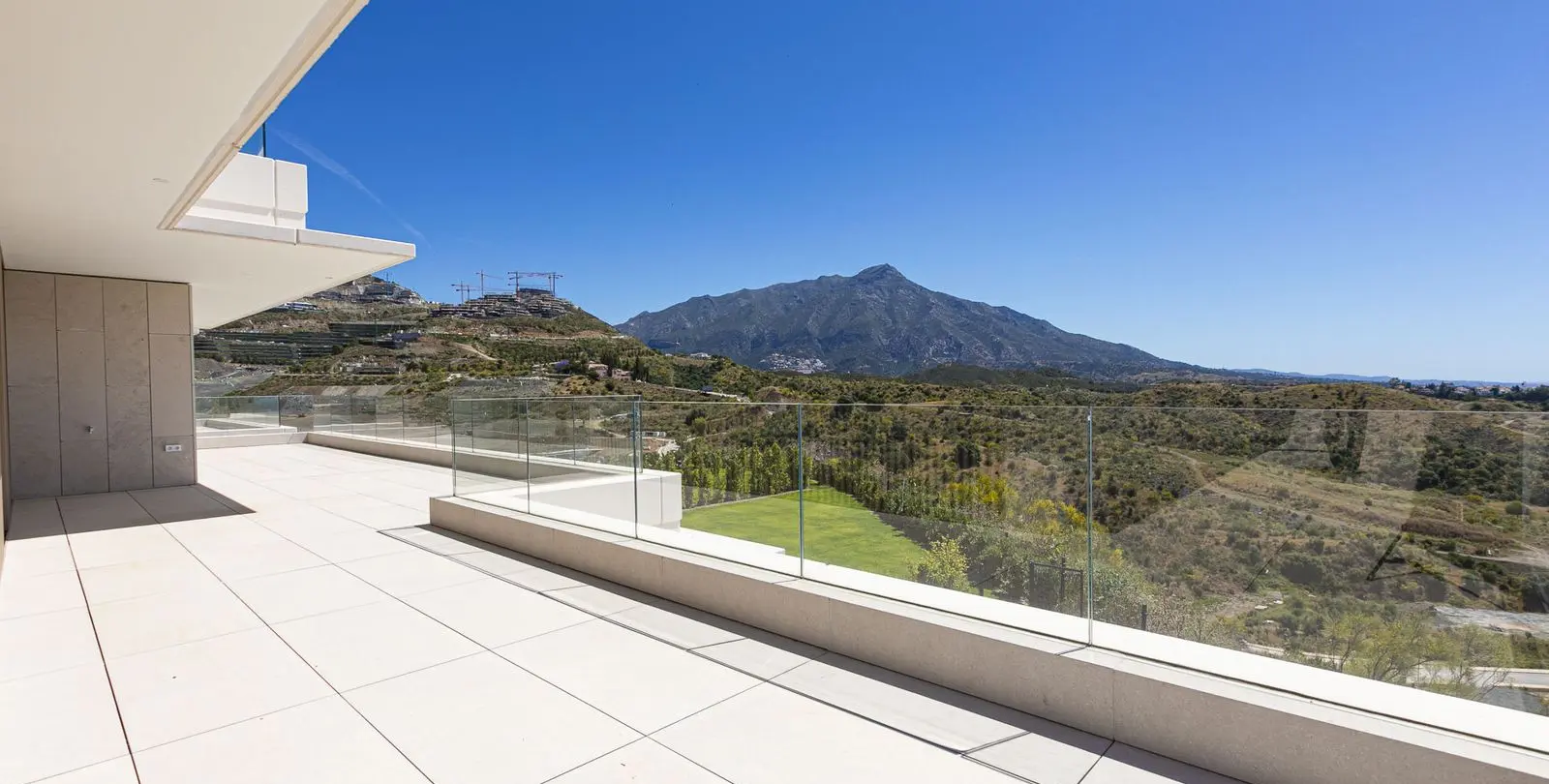 Venta de apartamento en planta media en Benahavís 37