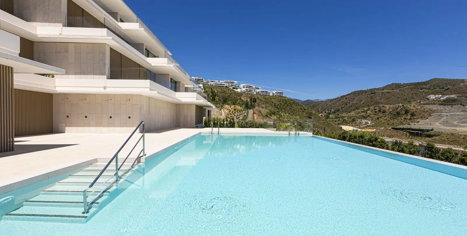 Venta de apartamento en planta media en Benahavís 43