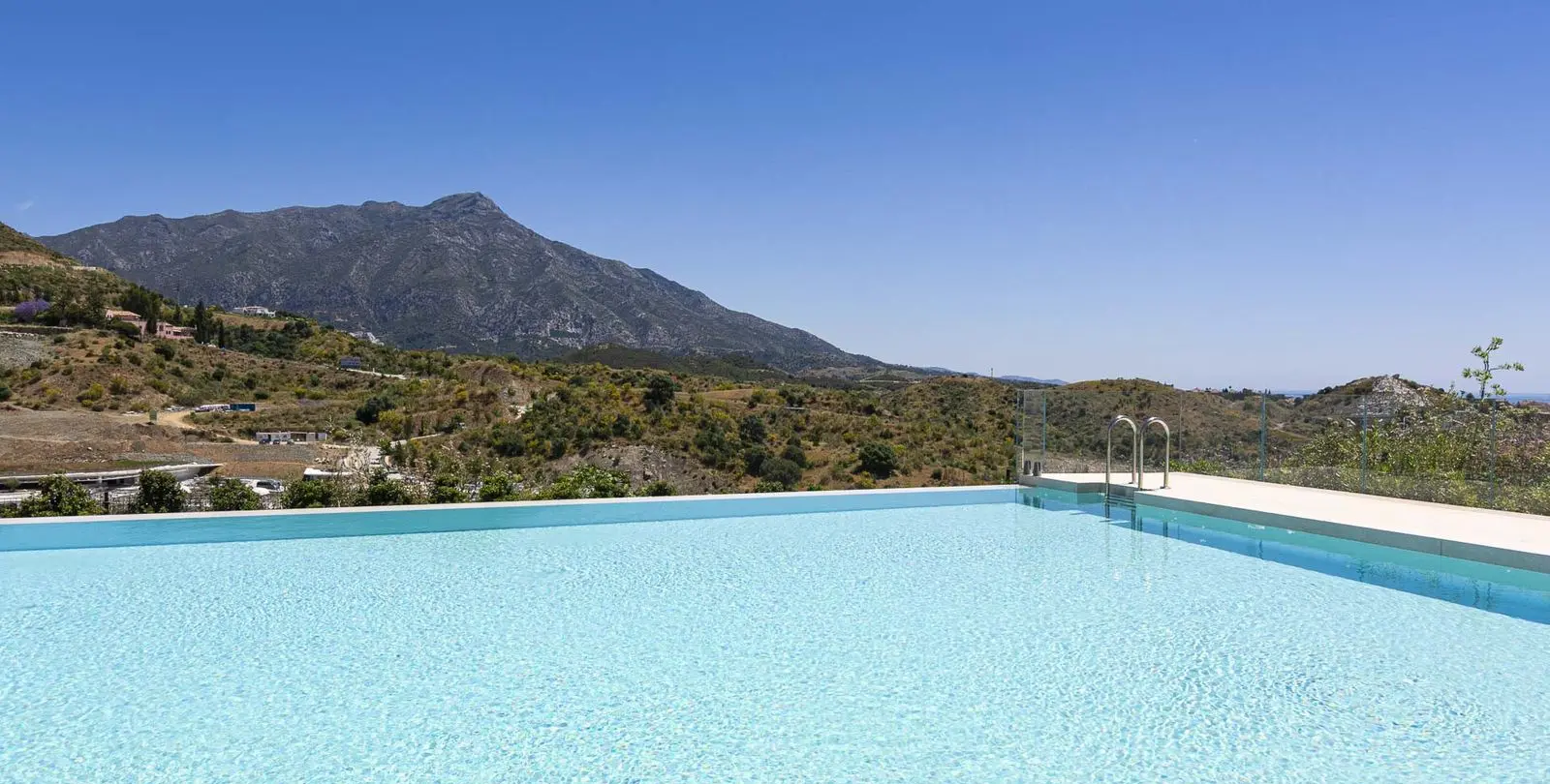 Venta de apartamento en planta media en Benahavís 44