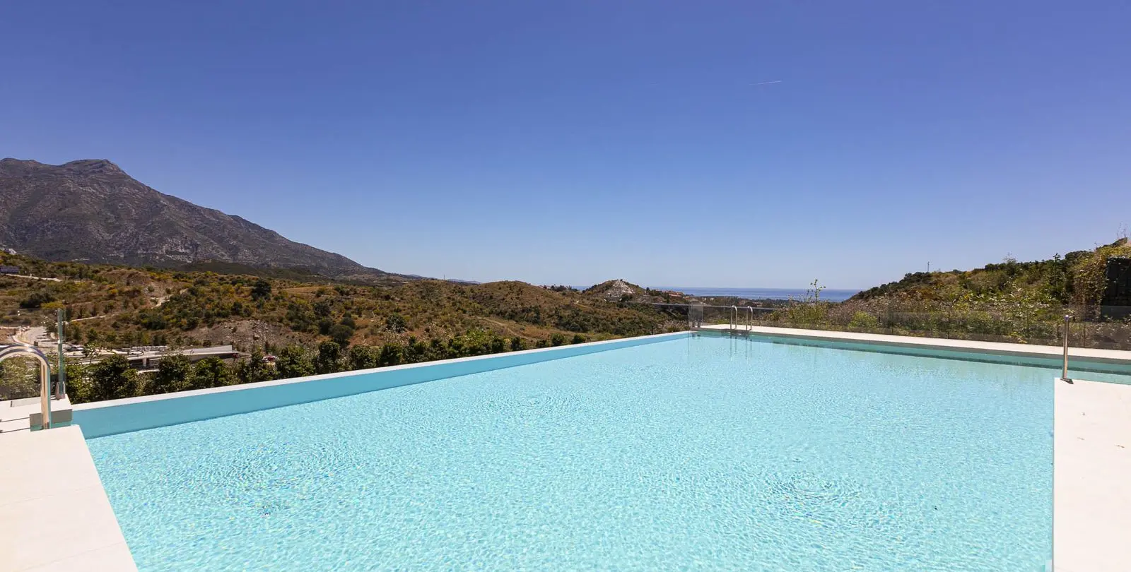 Venta de apartamento en planta media en Benahavís 45