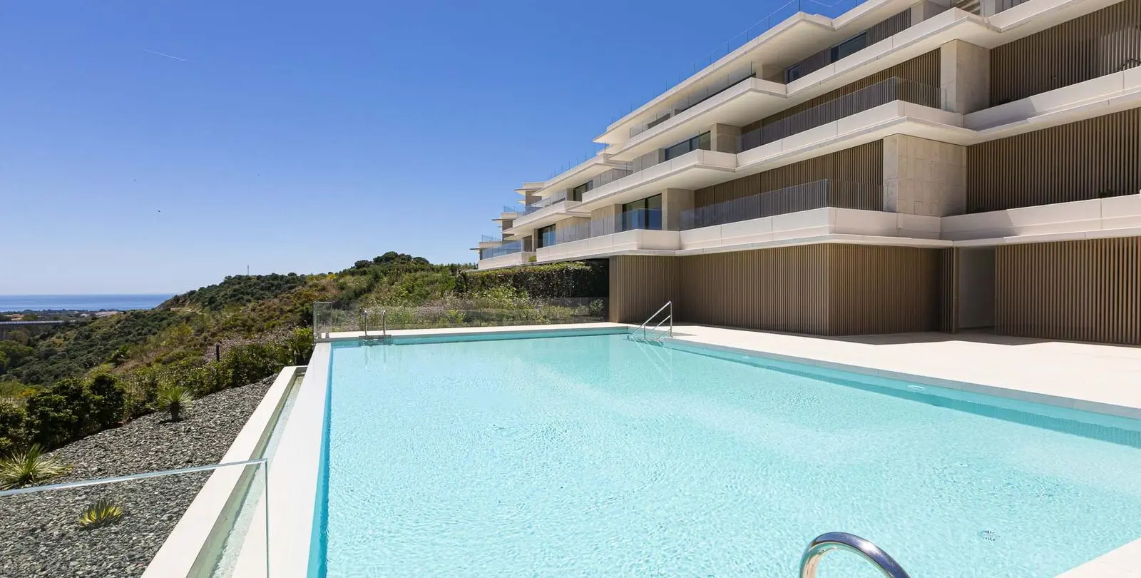 Venta de apartamento en planta media en Benahavís 46