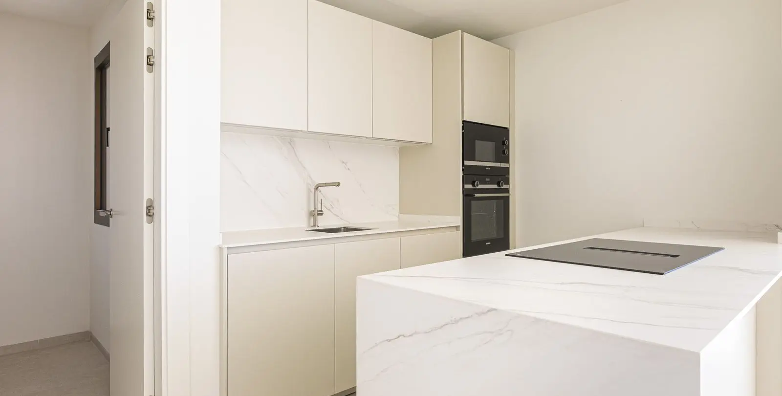 Venta de apartamento en planta media en Benahavís 11